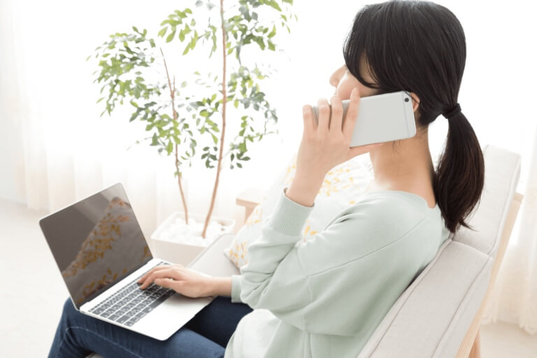 電話で予約をしている女性の様子